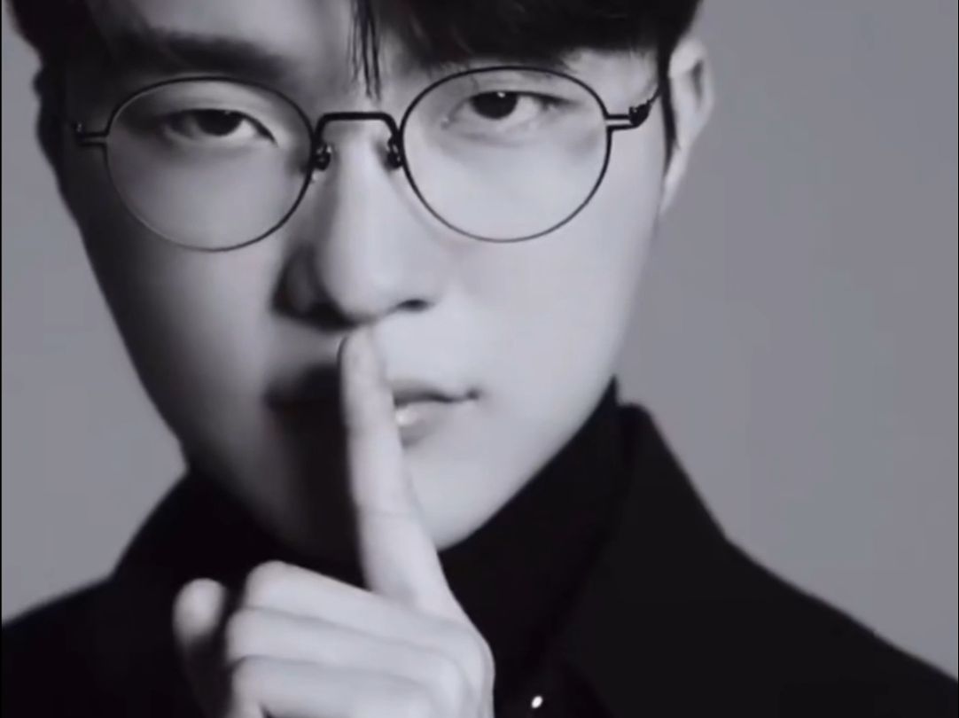 德州扑克不仅是牌的游戏，更是关于“人”的游戏。（德州扑克是一场牌局，更是一场人性的博弈）